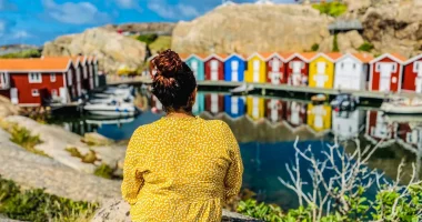 Tom veranda vid svenska västkusten med utsikt över klippor och hav